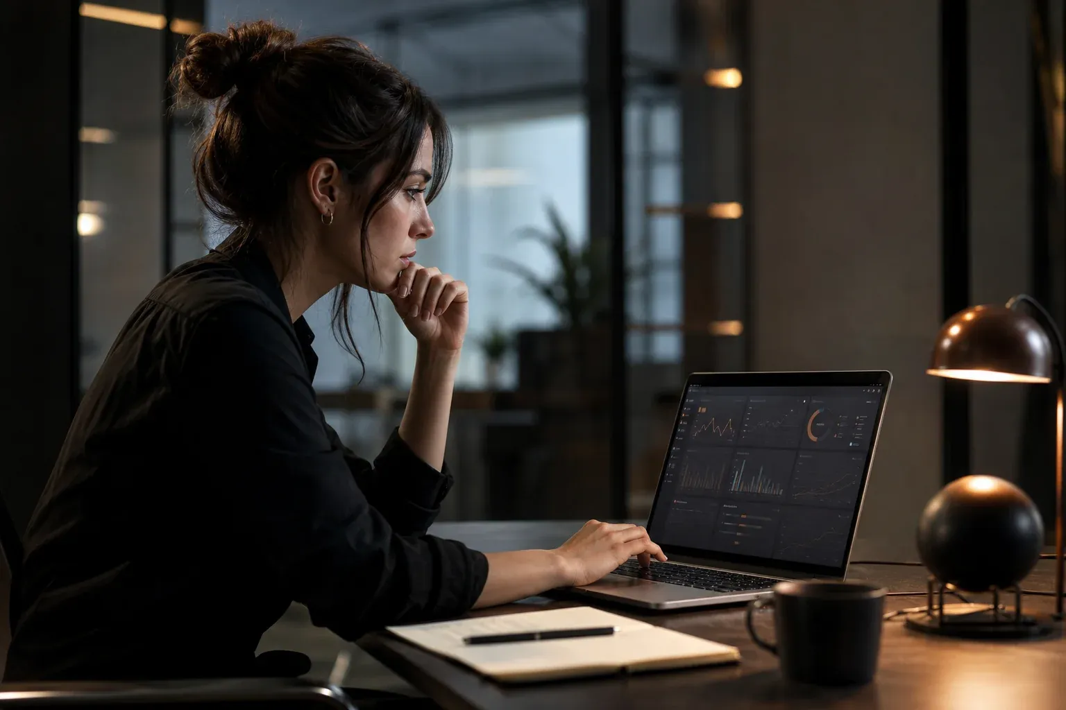 Junge Frau am Laptop bewertet Kriterien zur Auswahl der besten SEO Software